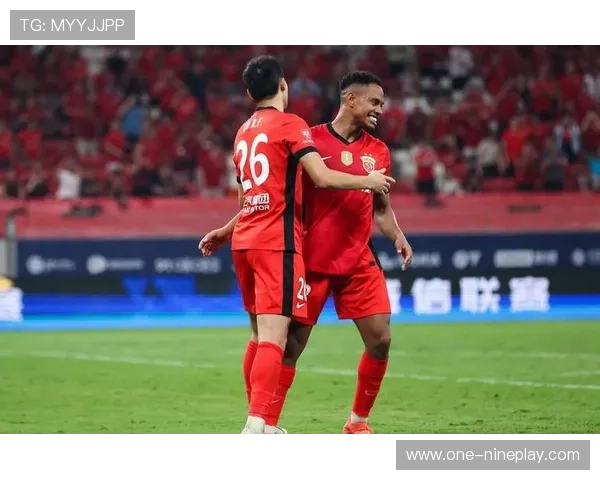 足球球星因场上冲突情绪失控挥拳打人引发巨大争议热议